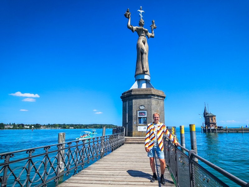 Patrick bij het beeld van Imperia in de haven van Konstanz