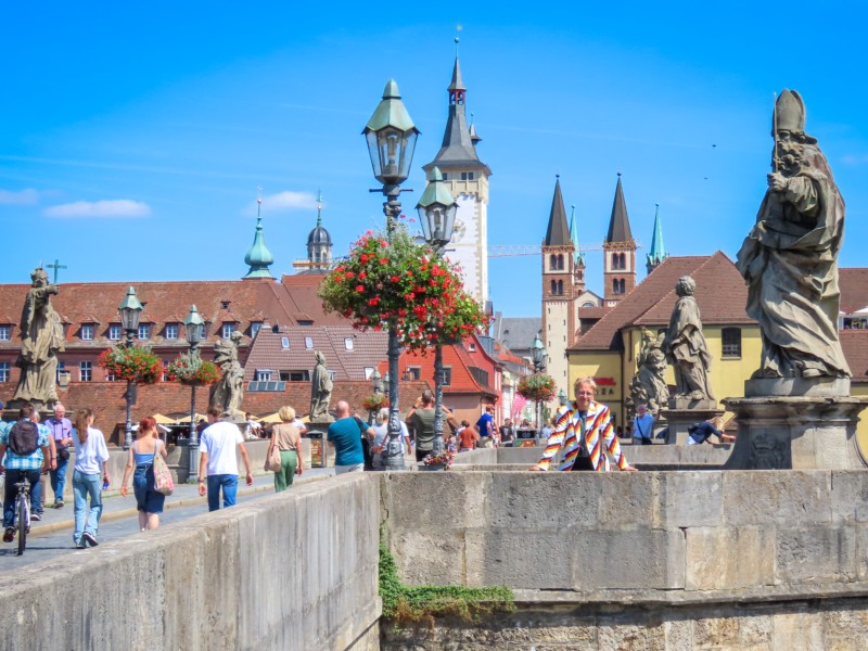 Patrick op de oude Mainbrug in Würzburg