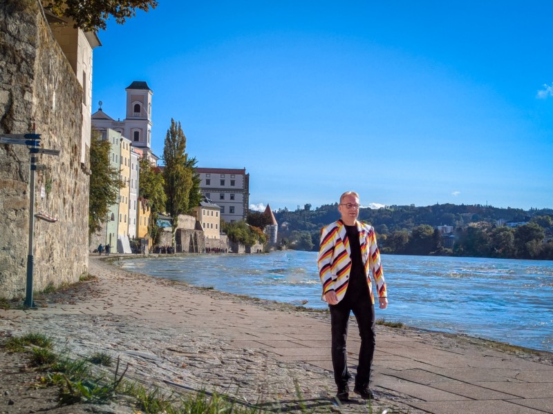 Patrick wandelt langs de Inn in Passau