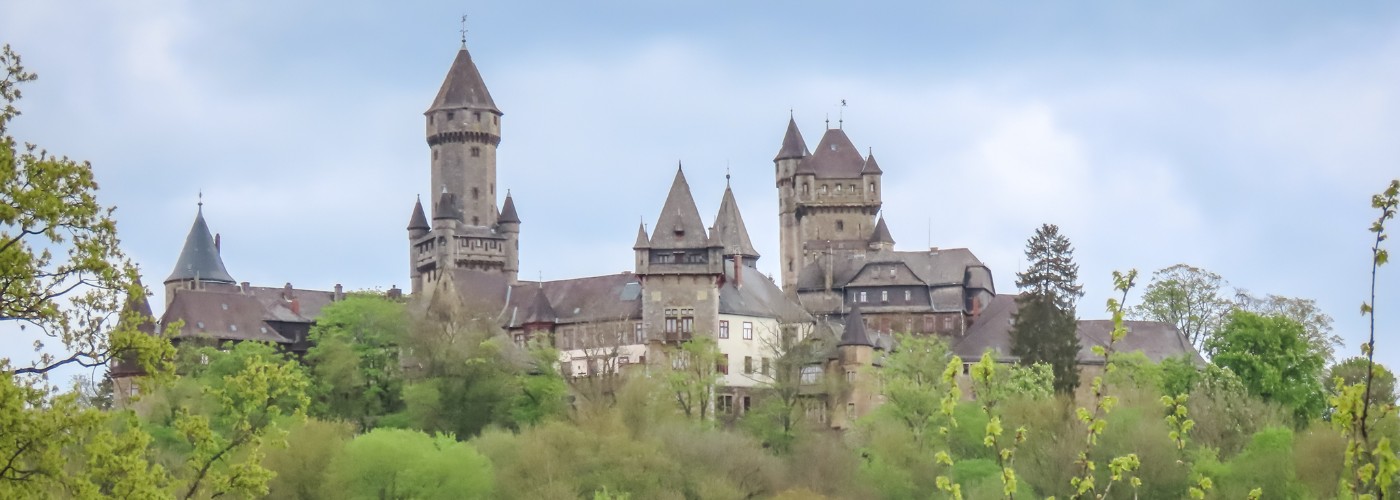 Kasteel Braunsfeld boven het sttadje Braunfels op de oranjeroute in Hessen, Duitsland