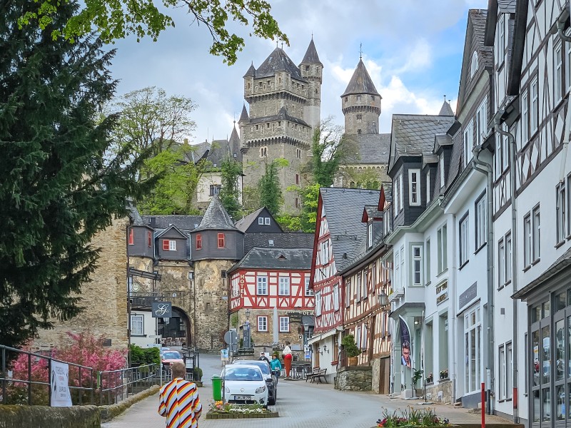 Patrick wandelt door Braunfels richting Kasteel Braunsfeld tijdens onze reis langs de Oranje Route in Duitsland.