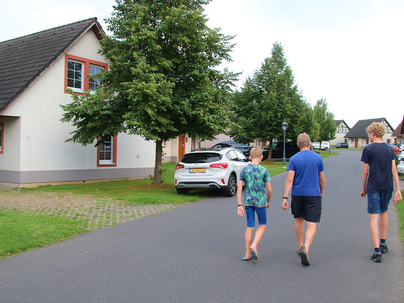 Wandelend langs de bungalows op Ferienresort Cochem