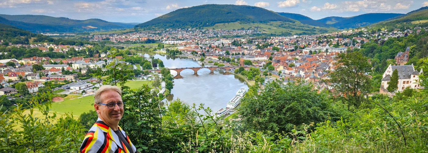 Patrick kijkt uit over Miltenberg