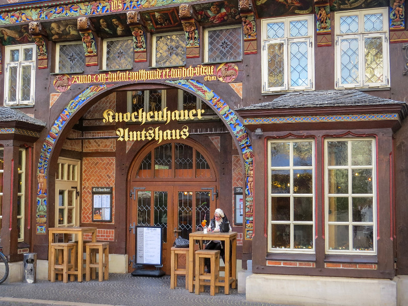 Mooi vakwerkhuis met veel houten beelden, het Knochenhauer-Amtshaus