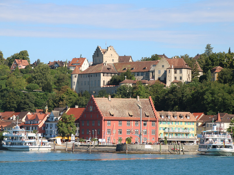 Het kasteel van Meersburg vanaf de Bodensee