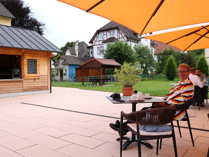 Op het terras bij Hotel Hessischer Hof