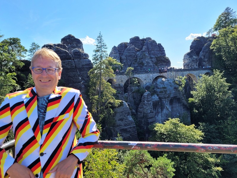 Patrick poseert met op de achtergrond de Basteibrücke