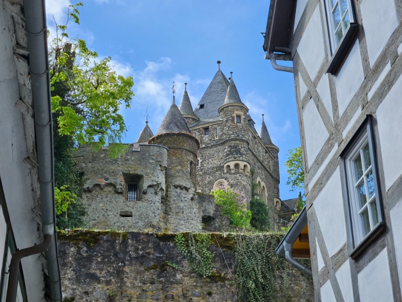 Charmant doorkijkje vanuit de stad op Kasteel Braunfels