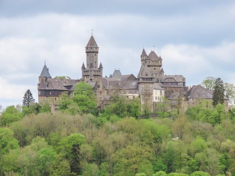 Het huidige kasteel Braunsfeld torent boven de stad uit op een bosrijke heuvel