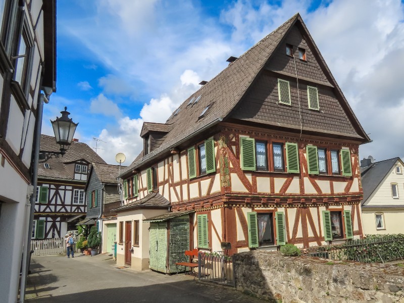 Het vakwerkhuis op de stadsmuurin het straatje Schütt in Braunfels