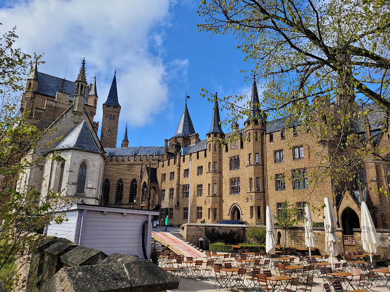 Binnenplaats met biertuin bij Burg Hohenzollern