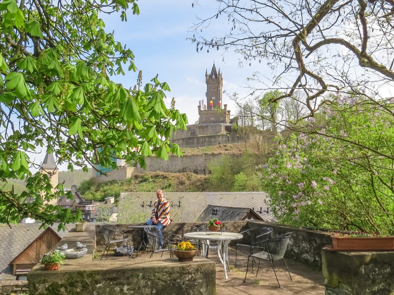 Een gezellig plekje om te zitten met uitzicht op de prachtige toren van Dillenburc