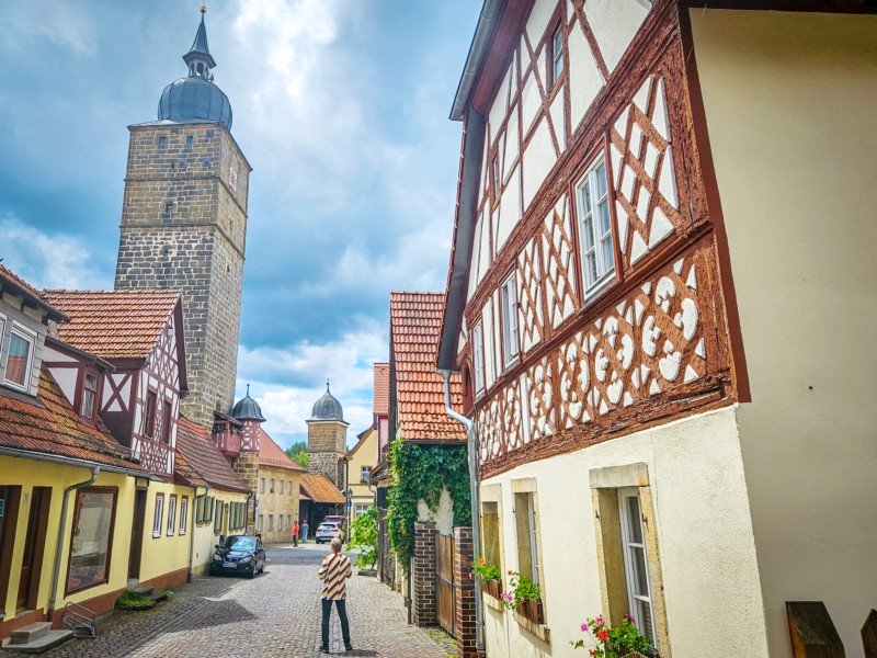 Patrick bij de Grauturm in Ebern, met de Gänseturm op de achtergrond