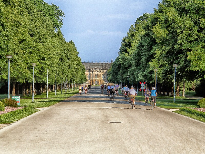 Fietsen over de Hauptallee in de Grosser Garten richting het paleis