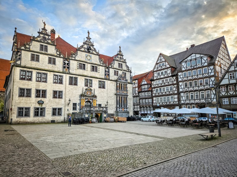 Het prachtige marktplein met indrukwekkende raadhuis van Hannoversch Münden in Duitsland.