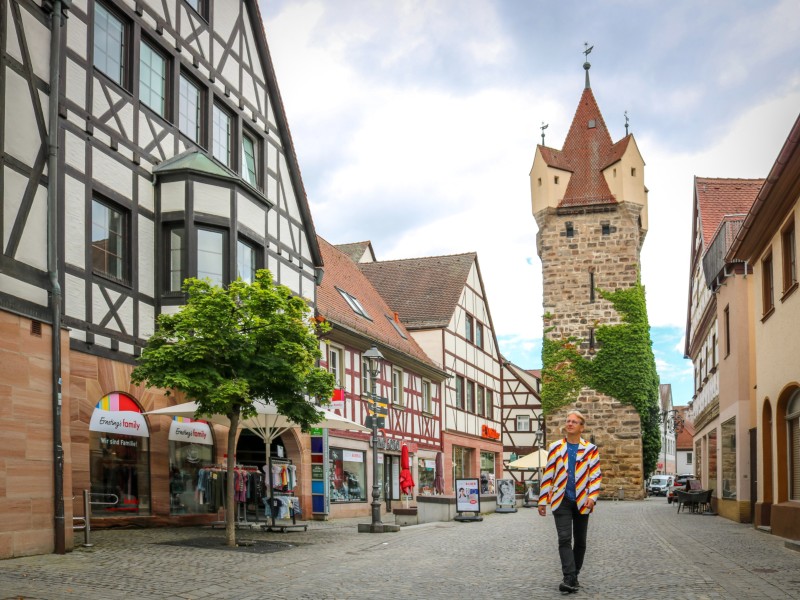 De prachtige Fehnturm in de Hauptstrasse van Herzogenaurach