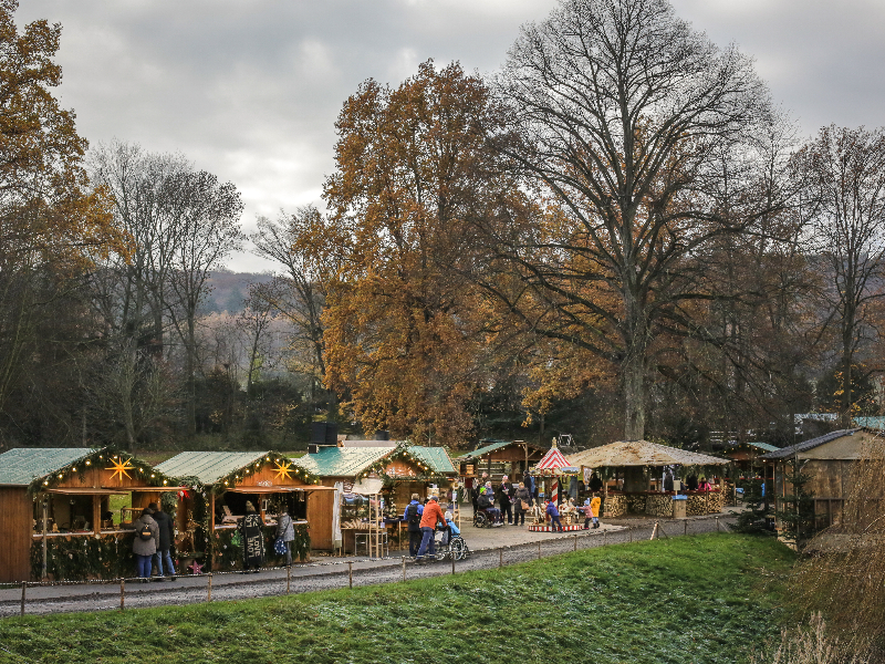 Uitzicht op een aantal kraampjes op de kerstmarkt bij Schloss Merode in Duitsland