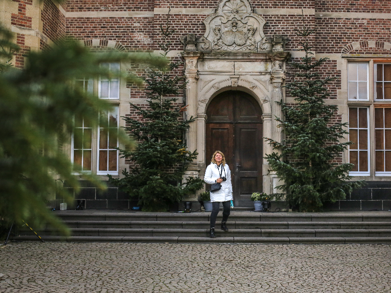 De prachtige toegangsdeur naar het kasteel, waar je helaas neit naar binnen kunt omdat het nog bewoond is.