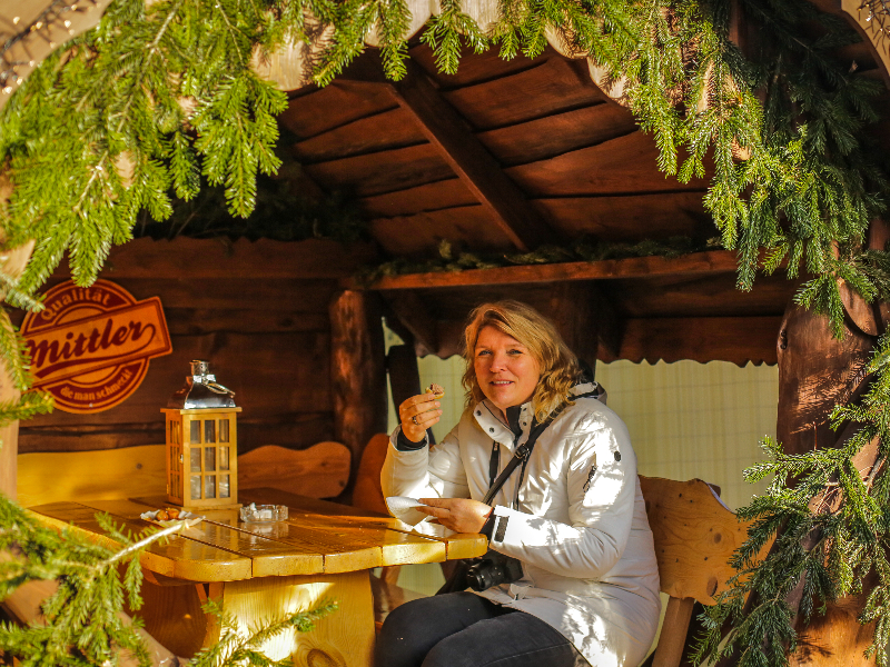 Gezellige zitjes op de kerstmarkt bij Schloss Merode in Duitsland