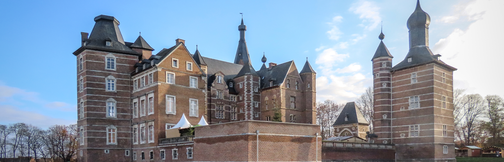 uitzicht op kasteel Merode in Duitsland vanaf de kerstmarkt die zich er omheen slingert.