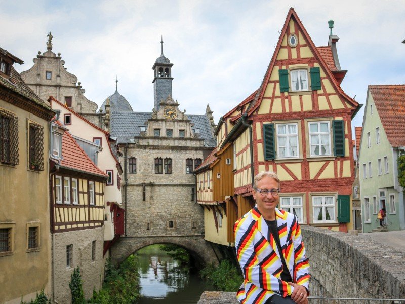 Patrick poseert bij de Malerwinkel, oftewel Schildershoek in Marktbreit