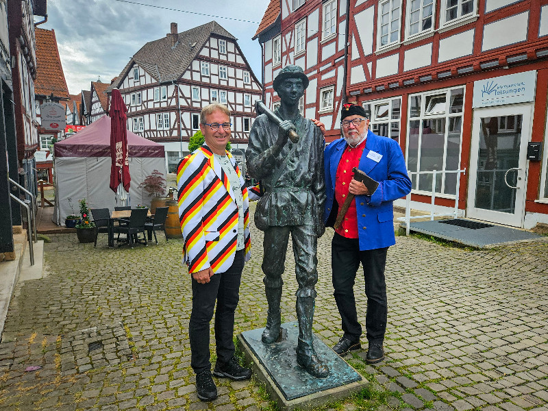 Patrick met hhet standbeeld van de Bartenwetzer in Melsungen