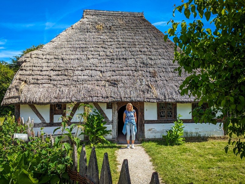 Sabine bij een Middeleeuws vakwerkhuisin het Fränkisches Freilandmuseum