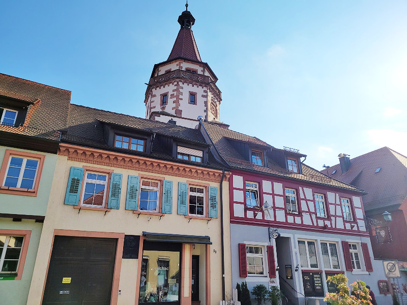 De Niggelturm achter de huizen in Gengenbach