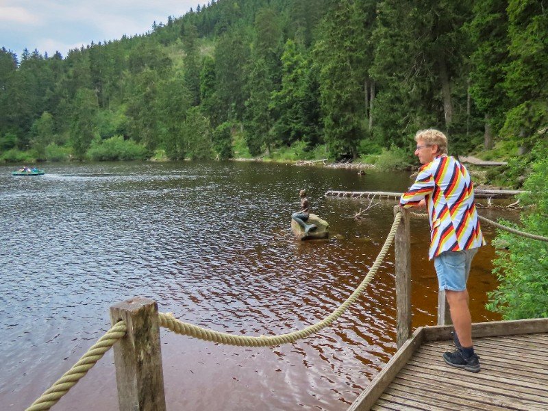 Patrick pauzeert even bij de zeemeermin bij onze wandeling langs de Mummelsee