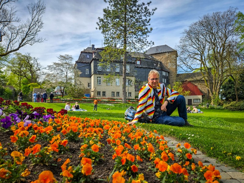 Patrick tussen de Oranje bloemen voor het Obere Schloss in Siegen