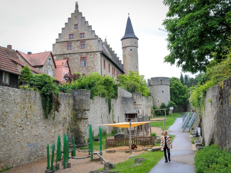 De stadsmuur van Ochsenfurt, met paleis en torens