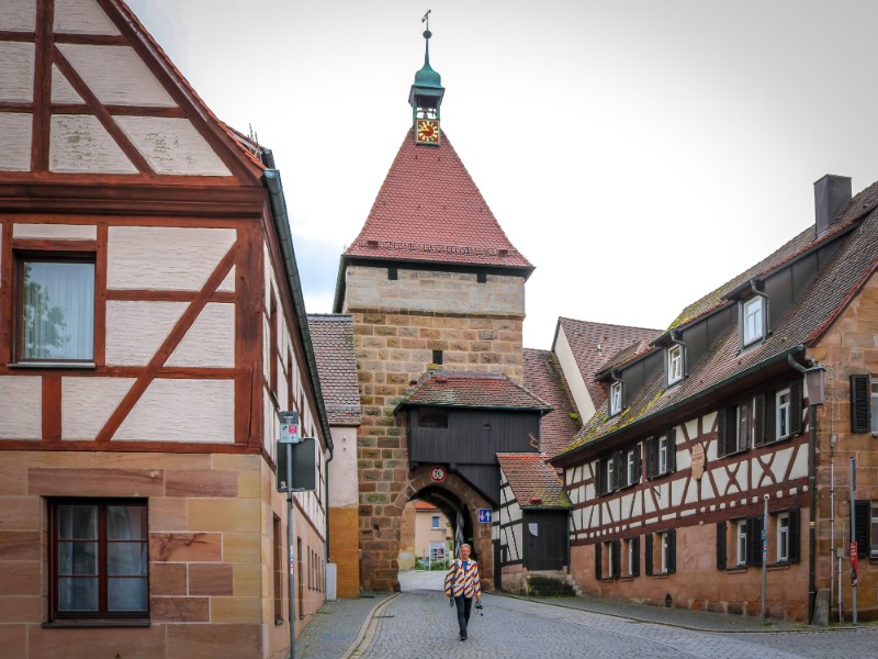 Wandel je door de stadspoort van Cadolzburg dan beland je tussen de vakwerkhuizen