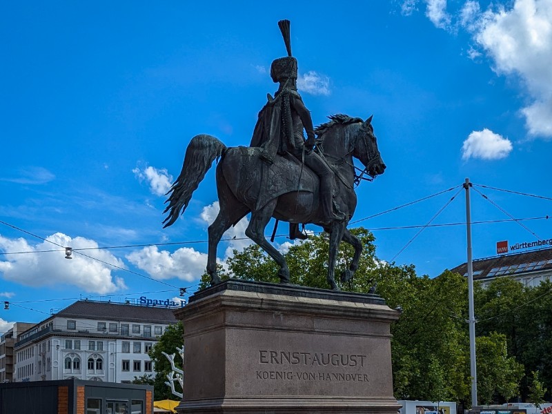 Standbeeld van Koning Ernst August op het stationsplein van Hannover