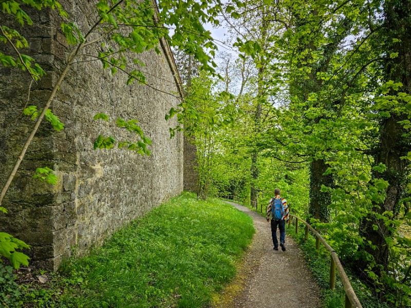 Wandelen in het Schlosspark langs de kasteelmuren